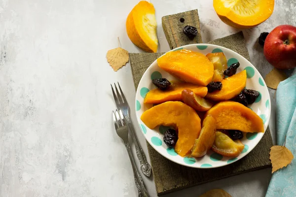 Elma, Erik ve baharat bir ston üzerinde bir kase kabak pişmiş