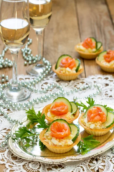 Karácsonyi snack az ünnepi asztalra. Tartlets salátával, dekoráció — Stock Fotó