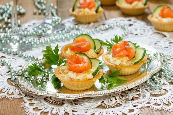 Noel aperatif şenlikli masaya. Tartlets salata, dekor