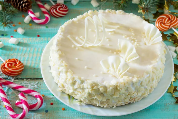 Праздничный торт с глазурью белого шоколада на праздничном рождественском баке — стоковое фото