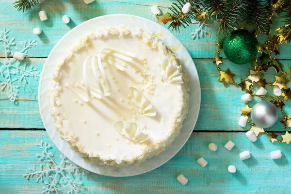 Születésnapi torta, ünnepi karácsonyi fehér csokoládé hab — Stock Fotó