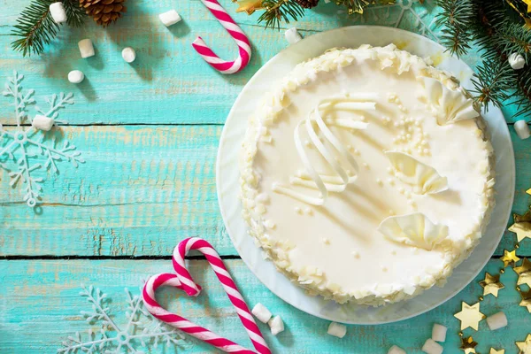 Üdülés a porcukrot a fehér csokoládé a ünnepi karácsonyi torta bac — Stock Fotó