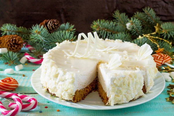 Birthday cake with white chocolate icing on a festive Christmas — Stock Photo, Image