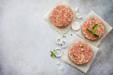 Ham hamburger - pirzola organik sığır eti baharat ile gelen ve 