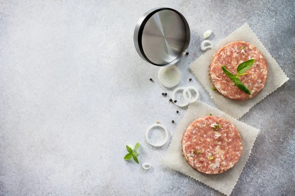 Ruwe hamburgers - schnitzels uit biologisch rundvlees met kruiden en — Stockfoto