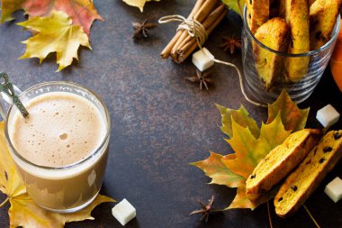 Taze pişmiş kuru üzüm ve tarçınlı bisküvi ve cappucc bir fincan
