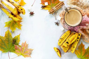 Taze pişmiş kuru üzüm ve tarçınlı bisküvi ve cappucc bir fincan