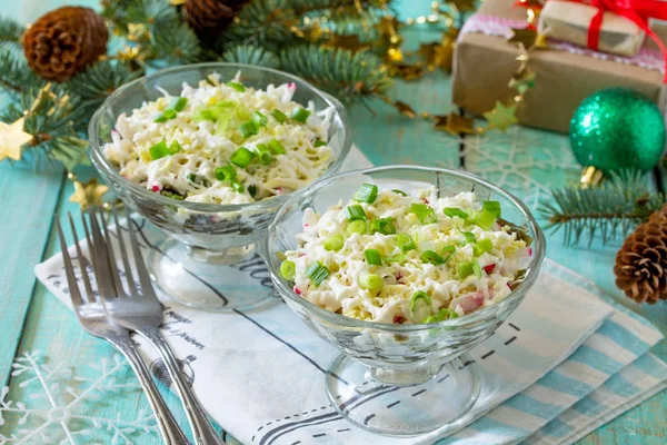 Bir ev yapımı tatil aperatif Noel tablo. Kalamar, radi salatası — Stok fotoğraf