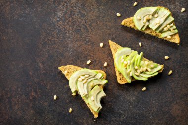 Taze doğranmış avokado ve çam fıstığı da'da bir sandviç avokado