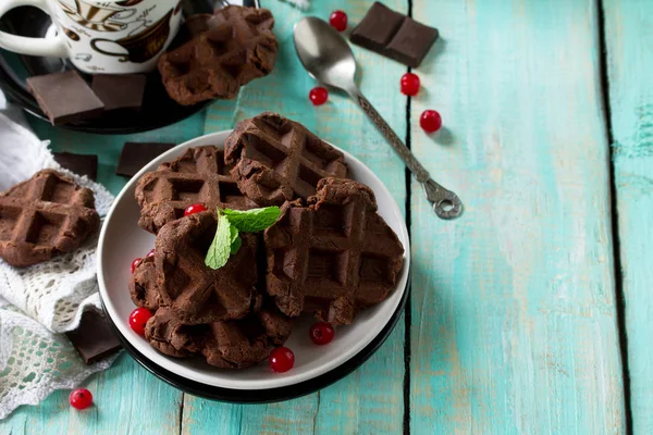 Belgische Schokoladenwaffeln mit frischen Beeren und Minze auf dem Kitc — Stockfoto