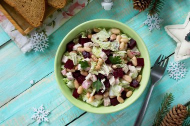 Ev yapımı meze şenlikli bir Noel tablo. Pancar salatası