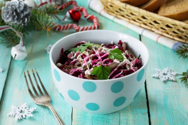 Ev yapımı meze şenlikli bir Noel tablo. Etli salata