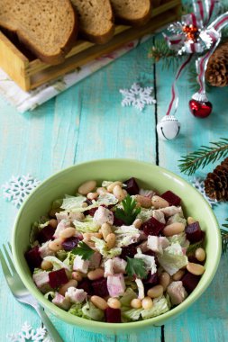 Ev yapımı meze şenlikli bir Noel tablo. Pancar salatası