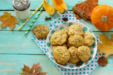 Kahvaltı Masası kabak çörekler ve bir mutfak ahşap üzerinde süt ile