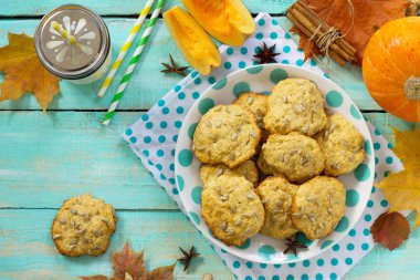 Kahvaltı Masası kabak çörekler ve bir mutfak ahşap üzerinde süt ile