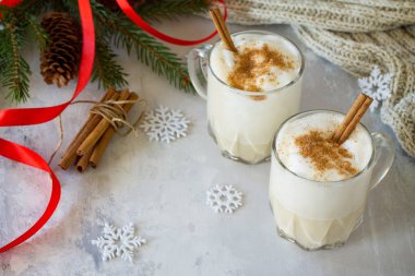Tarçın, iki hizmet ile ev yapımı yumurta likörü Noel milkshake