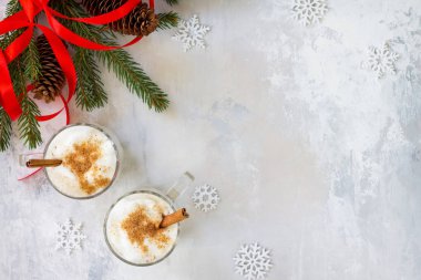 Tarçın, iki hizmet ile ev yapımı yumurta likörü Noel milkshake