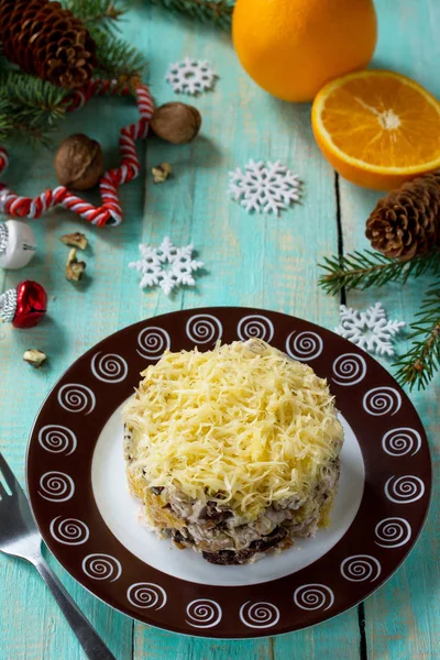 Aperitivo caseiro em uma mesa de Natal festiva. Salada com chique — Fotografia de Stock