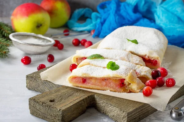 Homemade apple strudel with fresh apples, cranberry and sugar po — Stock Photo, Image