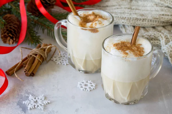 Hemmagjord äggtoddy jul milkshake med kanel, serveras i två — Stockfoto