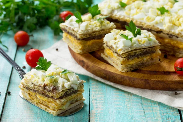 Torta snack su waffle con patè di aringhe, patè di funghi e — Foto Stock