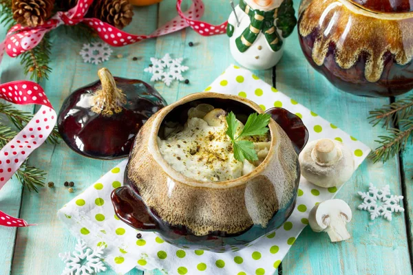 Egy ünnepi vacsora a karácsonyi asztalnál. A pot sült pelmenit — Stock Fotó