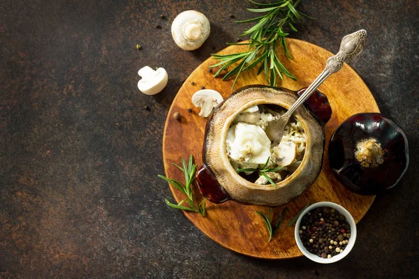 Bolinhos assados em uma panela com cogumelos e molho de creme azedo em — Fotografia de Stock