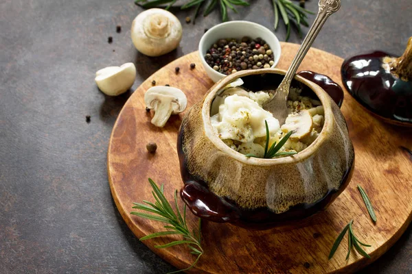 Пельмени, запеченные в кастрюле с грибами и сметаным соусом — стоковое фото