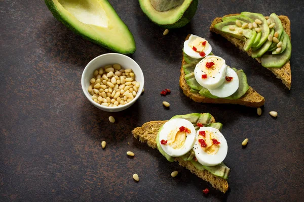 Aguacate sándwich con aguacate fresco en rodajas, huevo escalfado y spic — Foto de Stock