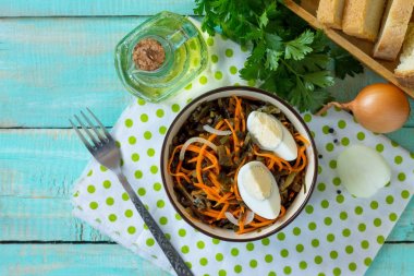 Ev aperatif Ahşap mutfak masasında. Yumurta, Kore c salatası