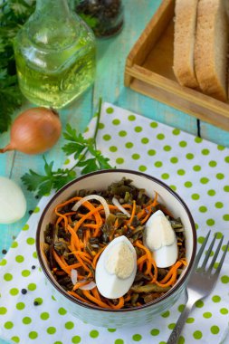 Ev aperatif Ahşap mutfak masasında. Yumurta, Kore c salatası