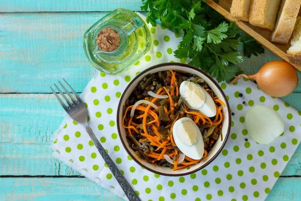 Snack casero en la mesa de madera de la cocina. Ensalada con huevo, Coreano c — Foto de Stock