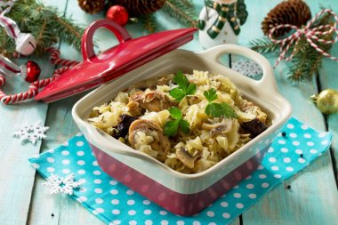 Ev yapımı akşam yemeği şenlikli bir Noel tablo. Taksi ile ördek güveç