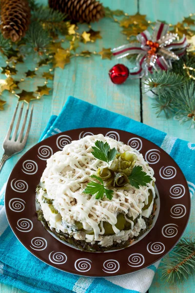 Aperitiv de casă pe o masă de Crăciun festivă. Salată cu chic — Fotografie, imagine de stoc
