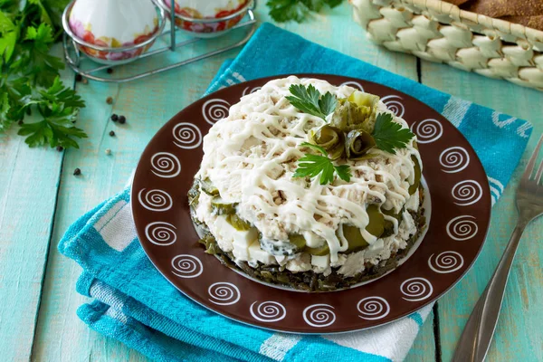 Snack casero en la mesa de madera de la cocina. Ensalada con pollo, arroz —  Fotos de Stock