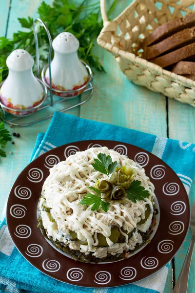 Gustare la domiciliu pe masa de lemn din bucătărie. Salată cu pui, orez — Fotografie, imagine de stoc