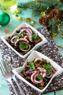 Ev yapımı meze şenlikli bir Noel tablo. Octo salatası