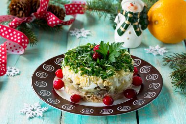 Şenlikli bir Noel masa ev yapımı snacks. Mu ile balık salatası