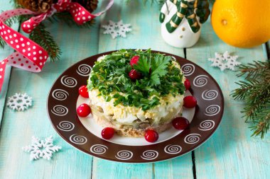 Şenlikli bir Noel masa ev yapımı snacks. Mu ile balık salatası
