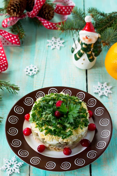 Домашние закуски на праздничном рождественском столе. Рыбный салат с му — стоковое фото