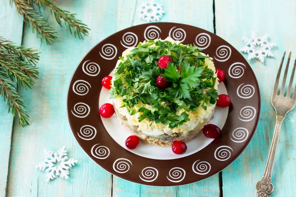 Gustări de casă pe o masă de Crăciun festivă. Salată de pește cu mu — Fotografie, imagine de stoc