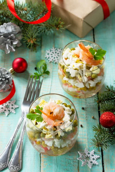 Lanches caseiros em uma mesa de Natal festiva. Salada com camarões — Fotografia de Stock