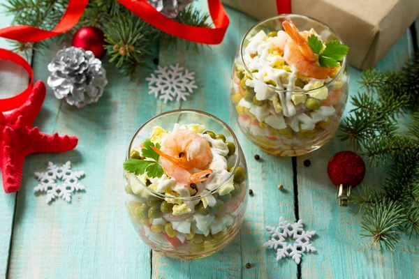 Los tentempiés caseros sobre la mesa de fiesta navideña. Ensalada con camarones — Foto de Stock