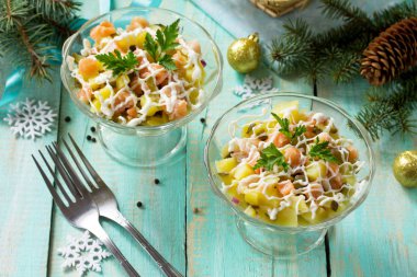 Ev tatil aperatifler Noel masa. Somon, salatası patates