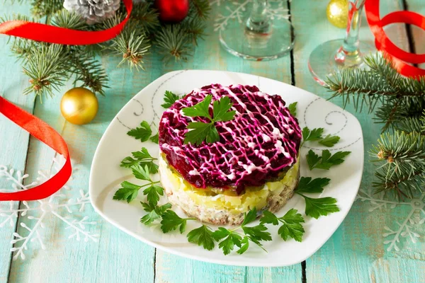 Aperitivo casero en la mesa festiva. Ensalada con salmón, pota — Foto de Stock