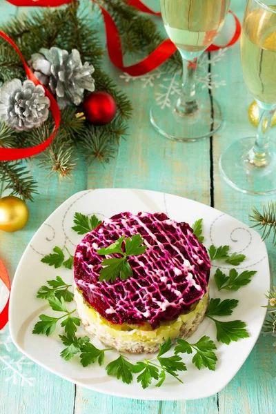 Aperitivo caseiro na mesa festiva. Salada com salmão, pota — Fotografia de Stock