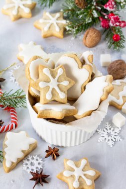 Noel pişirme. Gingerbread bir Kupası ve dekoratif süsler 