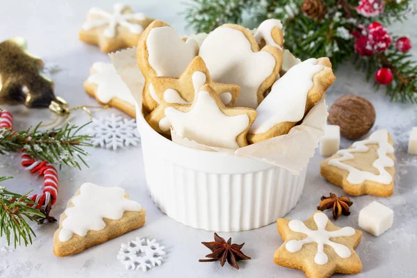 Karácsonyi sütés. Egy csésze és dekoratív díszítőelemekkel mézeskalács — Stock Fotó
