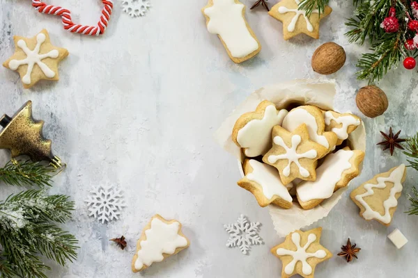 Karácsonyi sütés. Egy csésze és dekoratív díszítőelemekkel mézeskalács — Stock Fotó