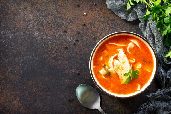 西红柿汤配意大利面和鸡肉在一碗黑石 bac — 图库照片